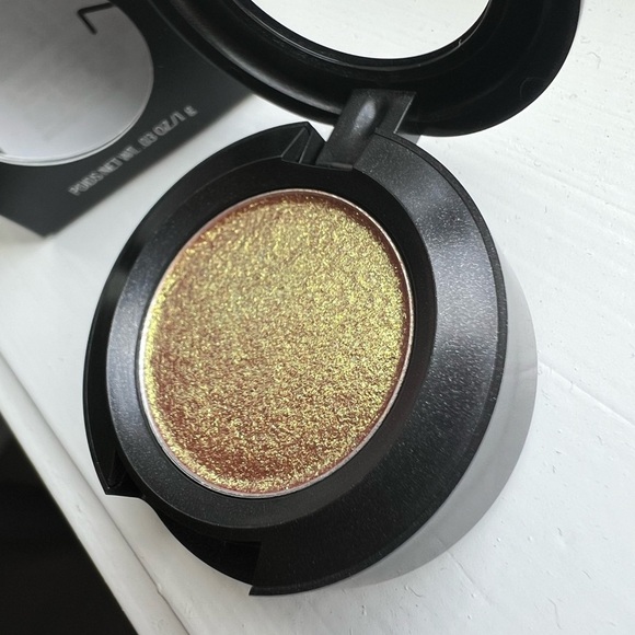 MAC Dazzlesshadow - Picture 3 of 5